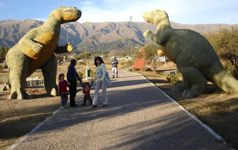 Foto: Merlo San Luis (Wikimedia Commons, CC0 1.0) Dos réplicas de dinosaurios a tamaño real en el Parque Recreativo Provincial de Merlo, con las sierras de fondo.