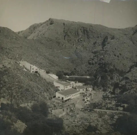 Foto histórica de 1960: Edicioneswiki (Wikimedia Commons, CC BY-SA 3.0) Foto histórica en blanco y negro de la mina de Cerro Áspero en plena producción, en 1960.