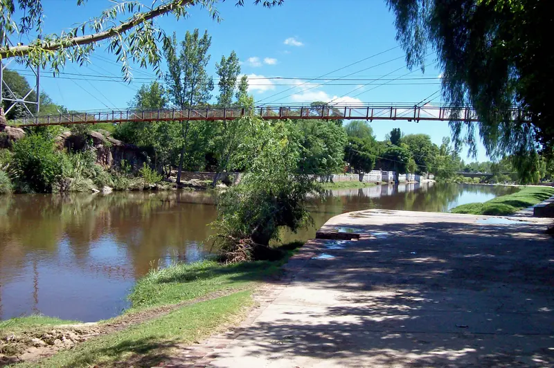 Pasarela peatonal sobre el río en Mina Clavero, Valle de Traslasierra.
