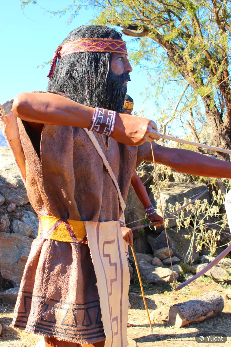 Escultura de un arquero comechingón tensando el arco.