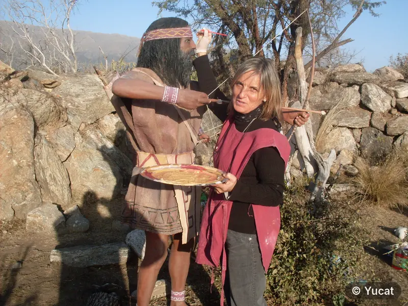La artista Viviana Palestini pintando una de las esculturas de tamaño real del parque, con paleta en mano.